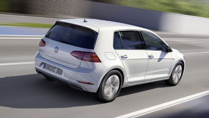 Tο ανανεωμένο VW e-Golf έχει βελτιωμένη αυτονομία σχεδόν κατά 50%, καθώς εφεξής θα μπορεί να κάνει όχι 130 χλμ. που έκανε πριν με μία φόρτιση, αλλά 200 χλμ.